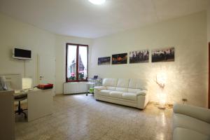 - un salon avec un canapé blanc et une table dans l'établissement Hotel La Perla, à Sienne