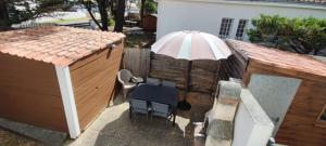 Μπαλκόνι ή βεράντα στο Spacious quiet nest with garden near the sea