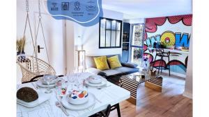 un soggiorno con tavolo e stoviglie di L'Instant WOW! a Cahors