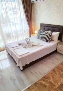 - une chambre dotée d'un grand lit avec un oriel dans l'établissement Villa Sardinia Sveti Vlas Studio, à Sveti Vlas