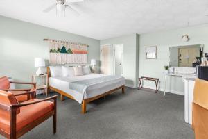 Bear LakeにあるMotel Bear Lakeのベッドと椅子のある寝室 +56枚の写真