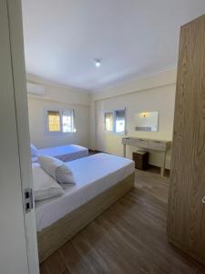 Ένα ή περισσότερα κρεβάτια σε δωμάτιο στο Al dora residence Stunning luxury apartment +29 φωτογραφίες