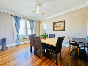 a dining room with a table and chairs at Charming house in Memphis in Memphis