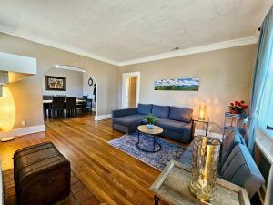 a living room with a couch and a table at Charming house in Memphis in Memphis