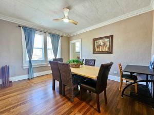 a dining room with a table and chairs at Charming house in Memphis in Memphis +13 photos