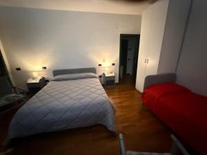 a bedroom with a bed and a red couch at Teramo 1 - Vicino mare e monti in Teramo