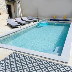 Kolam renang di atau dekat dengan Maison cosy avec jardin & piscine chauffée