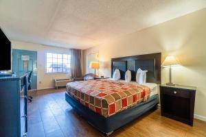 Postel nebo postele na pokoji v ubytování Executive Inn Port Lavaca by OYO
