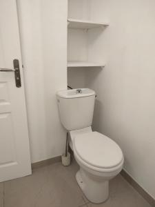 a bathroom with a white toilet in a room at Nid Douillet in Neuilly-sur-Marne