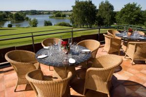 Výhled na řeku, která protéká v blízkosti hotelu