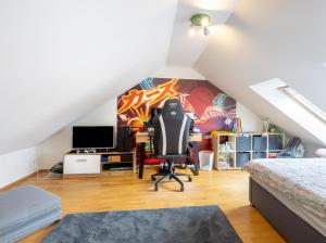1 dormitorio con escritorio y silla en el ático en Sunset Stay Pärnu, en Pärnu
