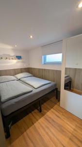 a bedroom with a bed and a window at Ferienunterkünfte Zwischen Meer & See in Bansin