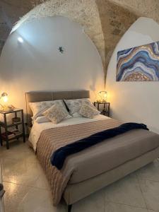 una camera da letto con un letto e un dipinto sul muro di Stella del Barocco a Lecce