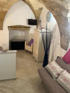 un soggiorno con un divano e una sedia di Stella del Barocco a Lecce