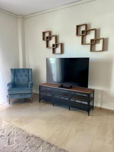 Televisyen dan/atau pusat hiburan di Airy apartment