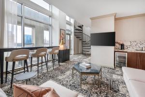 Eldhús eða eldhúskrókur á Omni Severin Hotel