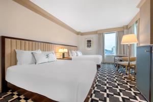 Postel nebo postele na pokoji v ubytování Omni Severin Hotel + 37 fotografií