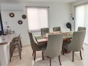 ein Esszimmer mit einem Holztisch und Stühlen in der Unterkunft Casa Goya in Mérida