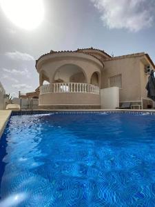 ein großes Schwimmbad vor einem Haus in der Unterkunft La Casa Nathi in Ciudad Quesada