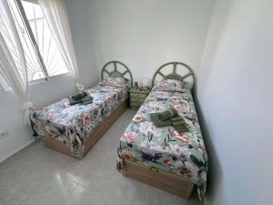 2 Einzelbetten in einem Zimmer mit ermottermottermottermottermott in der Unterkunft La Casa Nathi in Ciudad Quesada