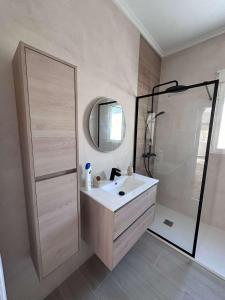 ein Badezimmer mit Waschbecken, Dusche und Spiegel in der Unterkunft La Casa Nathi in Ciudad Quesada