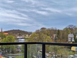 une vue d'une ville depuis un balcon dans l'établissement Apartament Amber Studio Bel Mare Aqua Resort, à Międzyzdroje