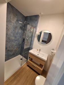 une salle de bain avec un lavabo, une douche et des toilettes dans l'établissement Apartament Amber Studio Bel Mare Aqua Resort, à Międzyzdroje