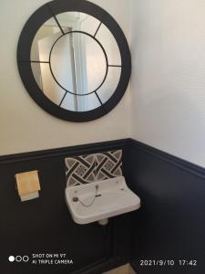 a bathroom with a mirror and a sink at Du Guesclin Appart in Saint-Brieuc