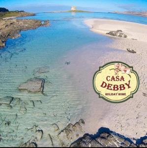 een schilderij van een strand met een bord erop bij Casa Debby in Porto Torres