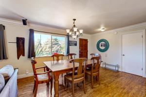 una sala da pranzo con tavolo e sedie di Park View a Fort Bragg
