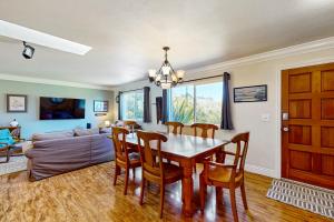 una sala da pranzo e un soggiorno con tavolo e sedie di Park View a Fort Bragg