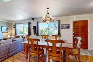 una sala da pranzo con tavolo e sedie di Park View a Fort Bragg Altre 17 foto