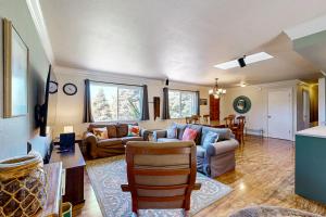 un soggiorno con un divano e un tavolo di Park View a Fort Bragg