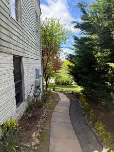 Κήπος έξω από το Cozy room with private entrance In Ashburn close IAD and DC