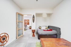 una sala de estar con un sofá y una mesa en La petite crique, en Sausset-les-Pins 37 fotos más