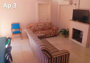 a living room with a couch and a fireplace at Hospedagem Almirante in São Francisco de Paula