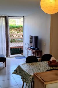 una cucina con tavolo, sedie e finestra di Depto-House Patio Privado Frente al Mar en Condominio Las Cruces a Las Cruces