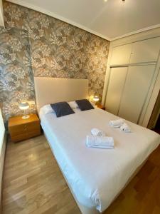 sypialnia z łóżkiem i dwoma ręcznikami na nim w obiekcie Xuloss Apartments 1 w mieście San Sebastián