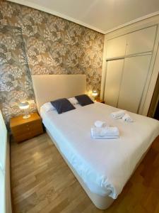 sypialnia z łóżkiem z ręcznikami w obiekcie Xuloss Apartments 1 w mieście San Sebastián