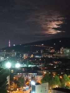 Nespecifikovaný výhled na destinaci Tbilisi nebo výhled na město při pohledu z apartmánu