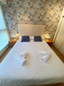 sypialnia z łóżkiem i dwoma ręcznikami na nim w obiekcie Xuloss Apartments 1 w mieście San Sebastián