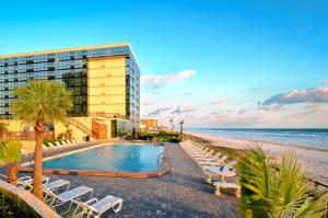 Bazén v ubytování Single or Double Beach Studio Oceanfront Pool & Tiki nebo v jeho okolí
