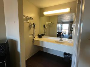 Ένα μπάνιο στο Motel 6 Bracey, VA I 85 +19 φωτογραφίες