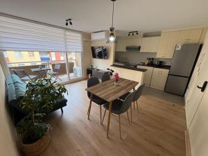 une cuisine et un salon avec une table et des chaises dans l'établissement Departamento en Villarrica, à Villarrica 13 autres photos