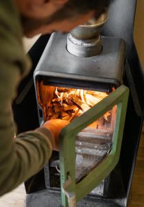 Iemand doet iets in een oven. bij St Oswald Beach Hut Alnmouth in Alnmouth