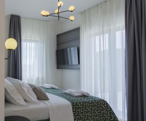 1 dormitorio con 1 cama y TV en Luxury Villa Decima near Split - Pool & Tennis Retreat, en Dicmo