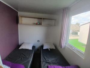 KOKUA VACANCES Mobil Homes Résidentiels camping 4 étoiles MIMIZAN PLAGE客房内的一张或多张床位