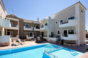 una villa con piscina e una casa di Theros Hotel a Tavronitis