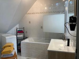 a bathroom with a sink and a bath tub at Appartement 3 pièces proche centre ville in Obernai +7 photos