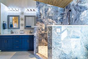 Koupelna v ubytování Luxury Log Cabin with lake view + 90 fotografií